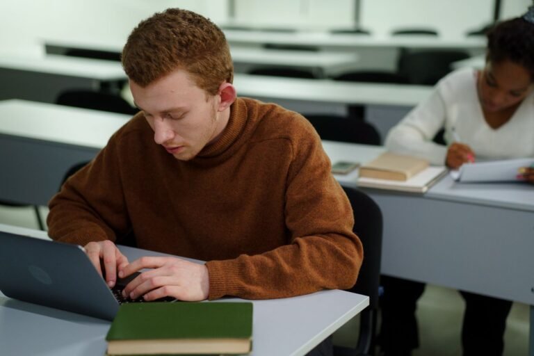 The Aleph Scholarship: our bet on the talent that will transform healthcare